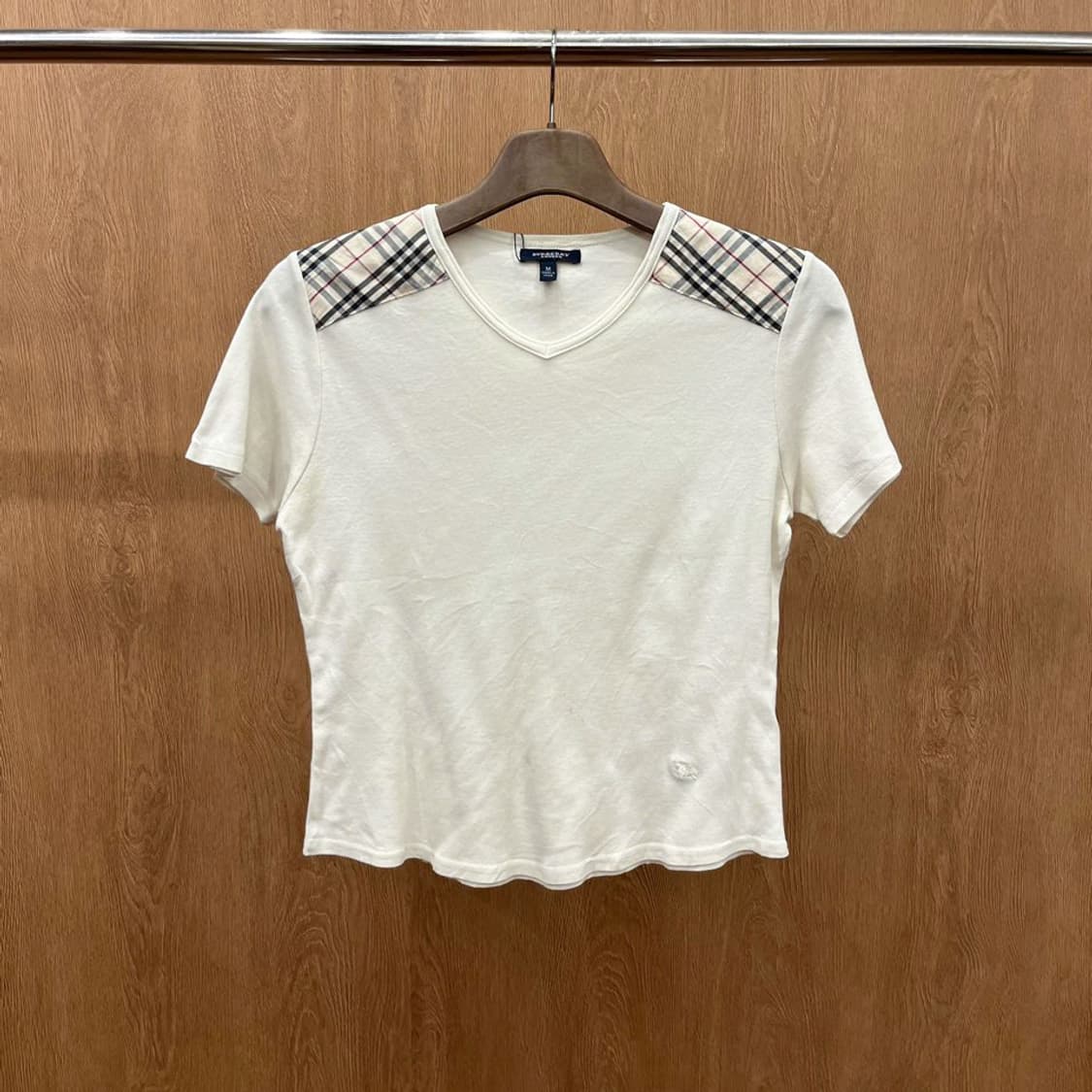 버버리 런던 반팔 티셔츠 노바체크 숄더 브이넥 로고 자수 디테일 화이트 상품이미지2