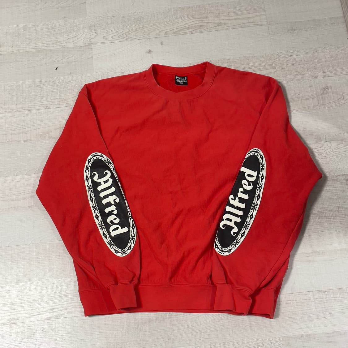 알프레드 레드 엘보패치 맨투맨 상품이미지1