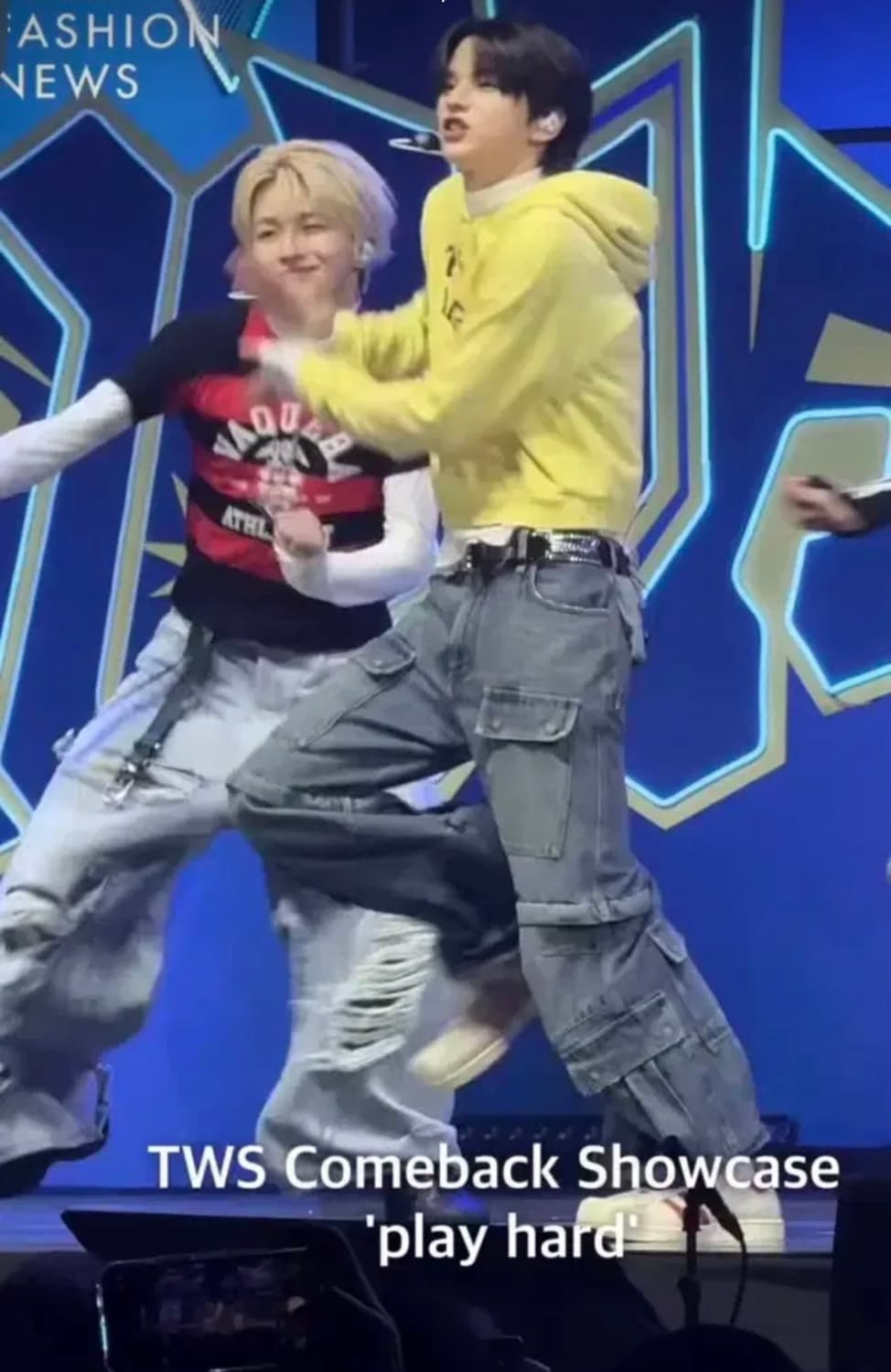 발렌시아가 스프링25의 플레어드 데님카고 팬츠 상품이미지2