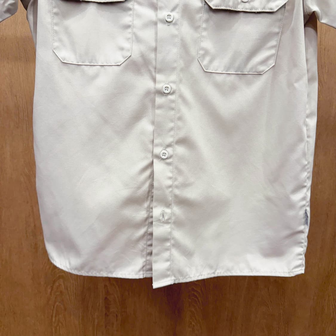 칼하트 반팔 워크셔츠 앞면 투포켓 자수 로고 디테일 베이지 상품이미지5