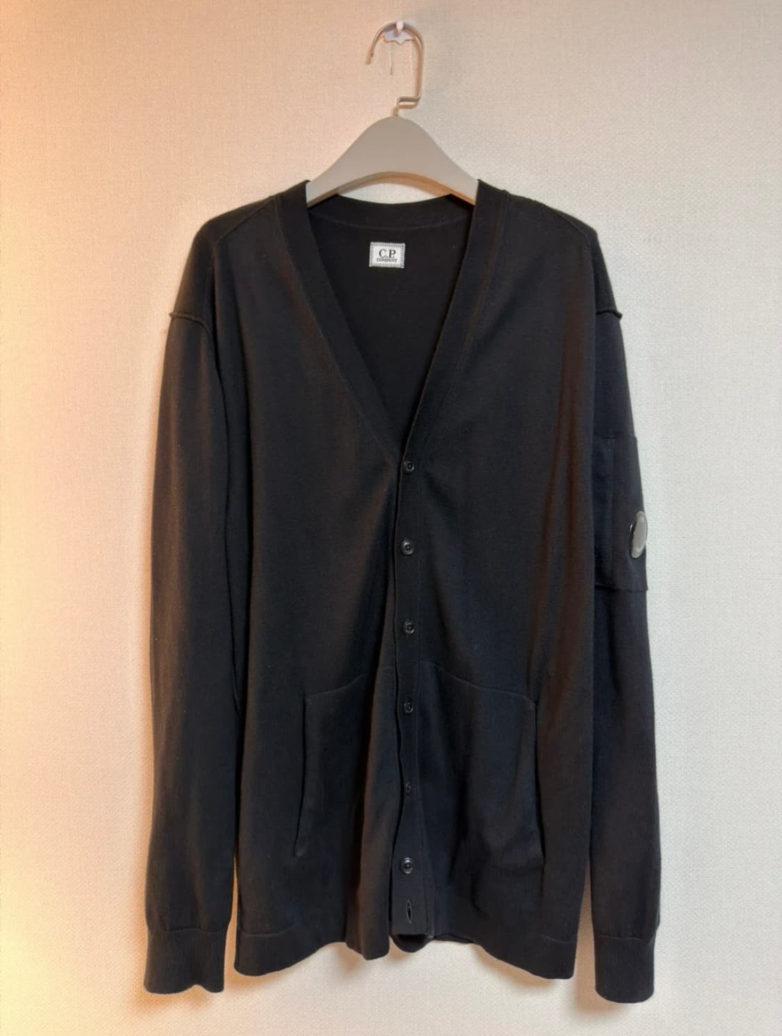 [새상품급] CP컴퍼니 렌즈 와펜 니트 가디건  상품이미지1