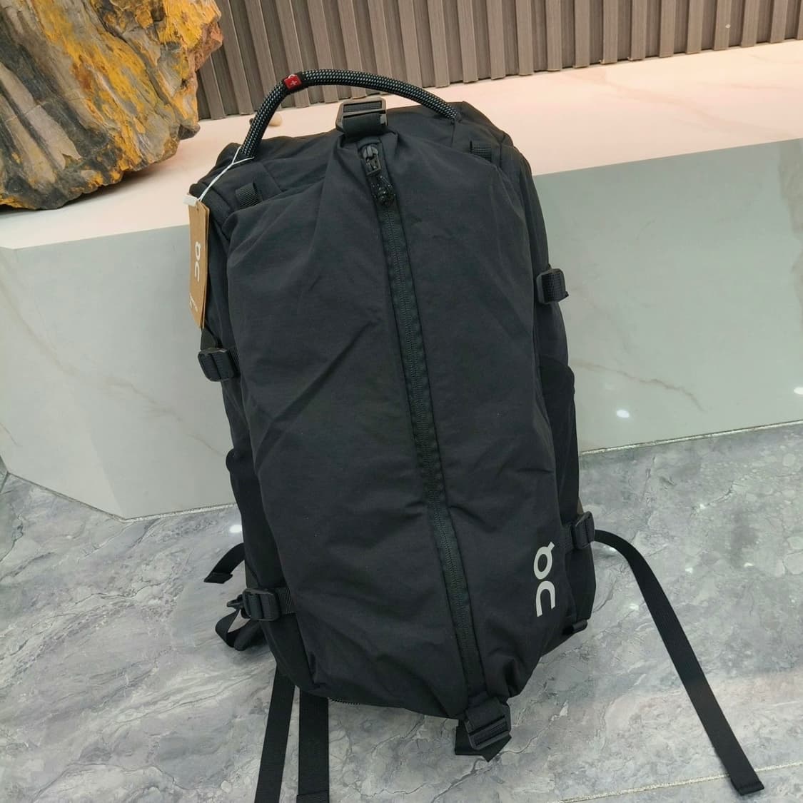 온러닝 ON 스피드 팩 30L 경량배낭 블랙 상품이미지2