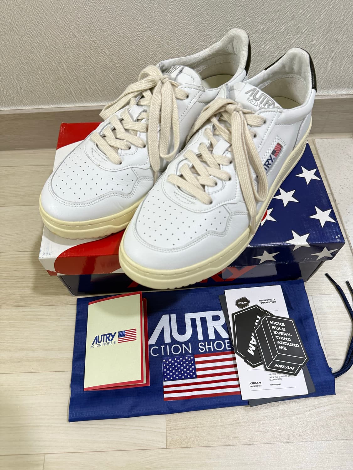 오트리 메달리스트 로우 레더 스니커즈 화이트 블랙 상품이미지2