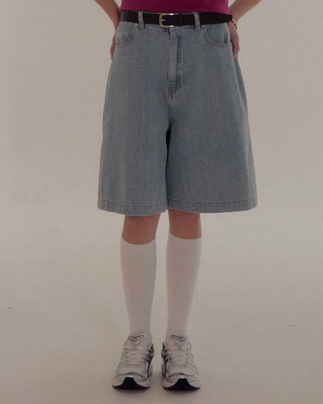 썸플레이스 스트라이프 버뮤다 와이드 자수 하프 데님 팬츠 [연청] 상품이미지3