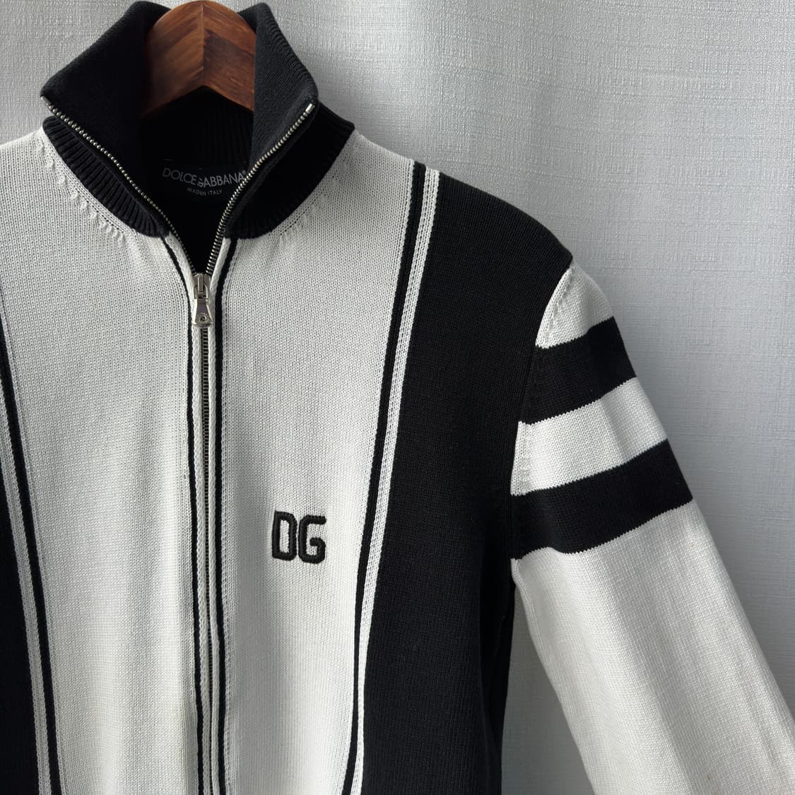돌체앤가바나 로고 자수 니트 집업 가디건 블랙 화이트 95 상품이미지2