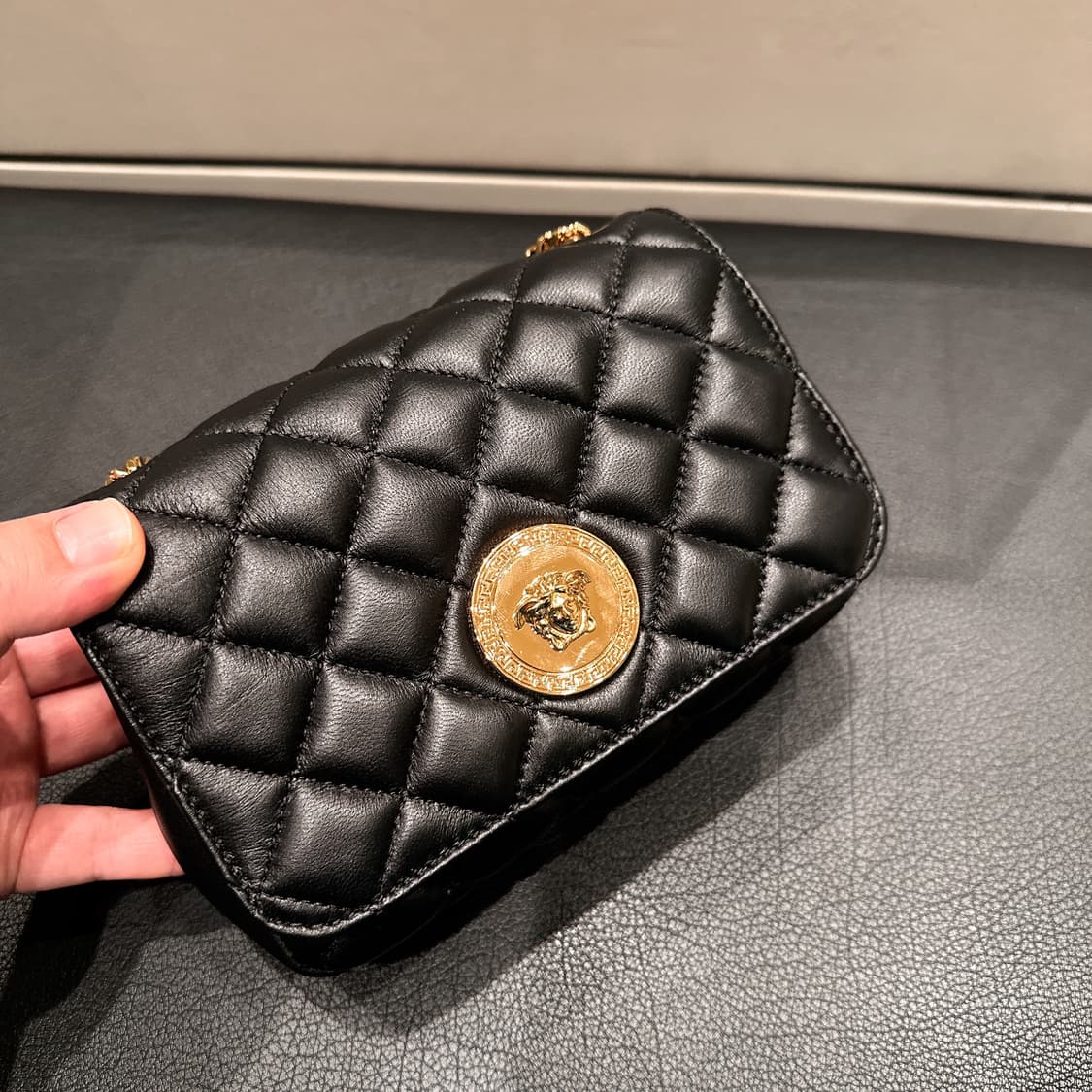 (정품/새상품) VERSACE 베르사체 여성 블랙 램스킨 퀼팅 크로스백  상품이미지2