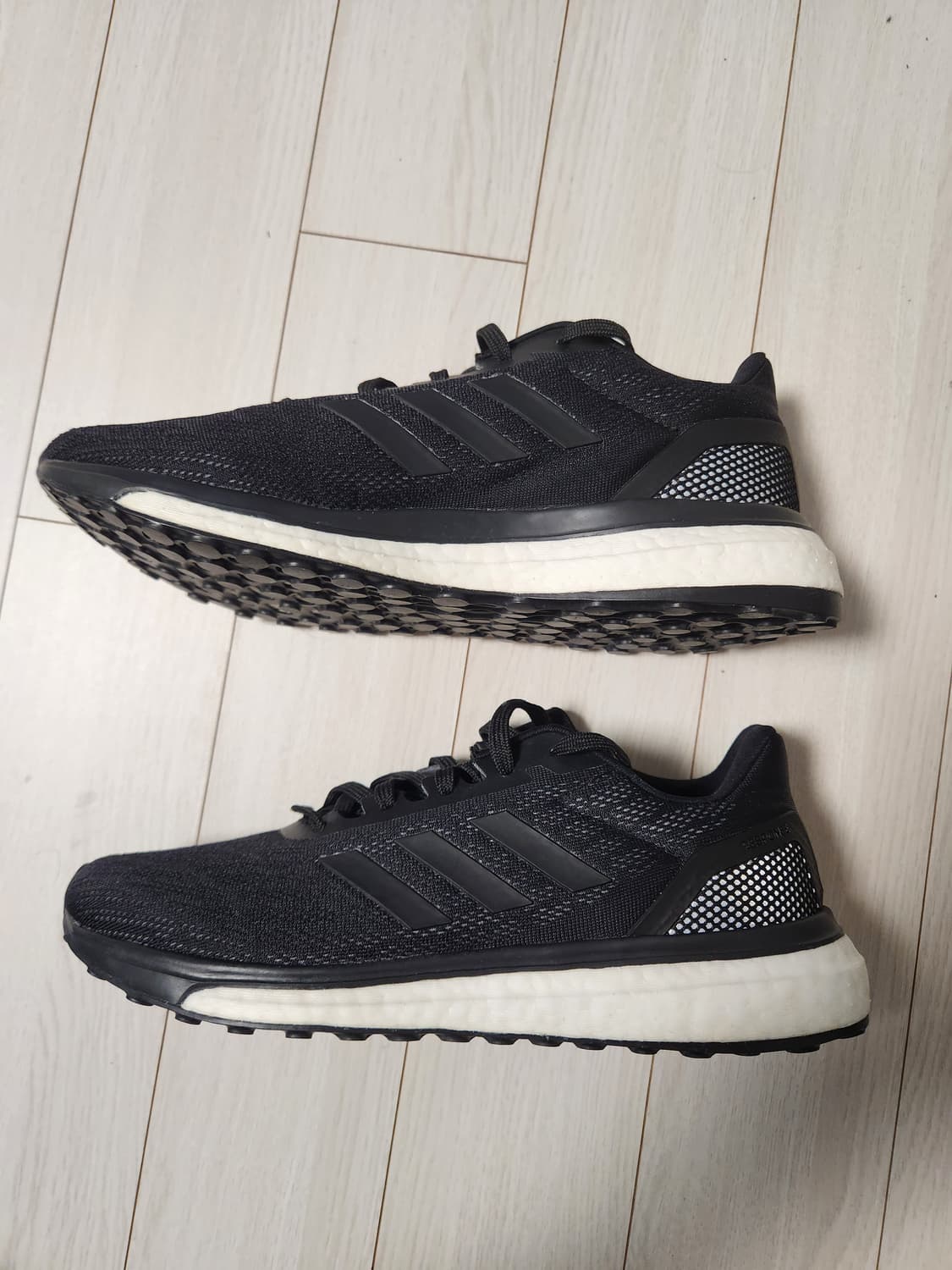 새상품급) 아디다스 운동화 리스판스 CQ0020 러닝화 사이즈240

러 상품이미지6