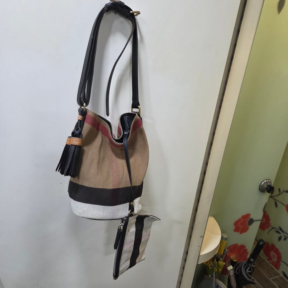 버버리 캔버스 호보백 상품이미지1