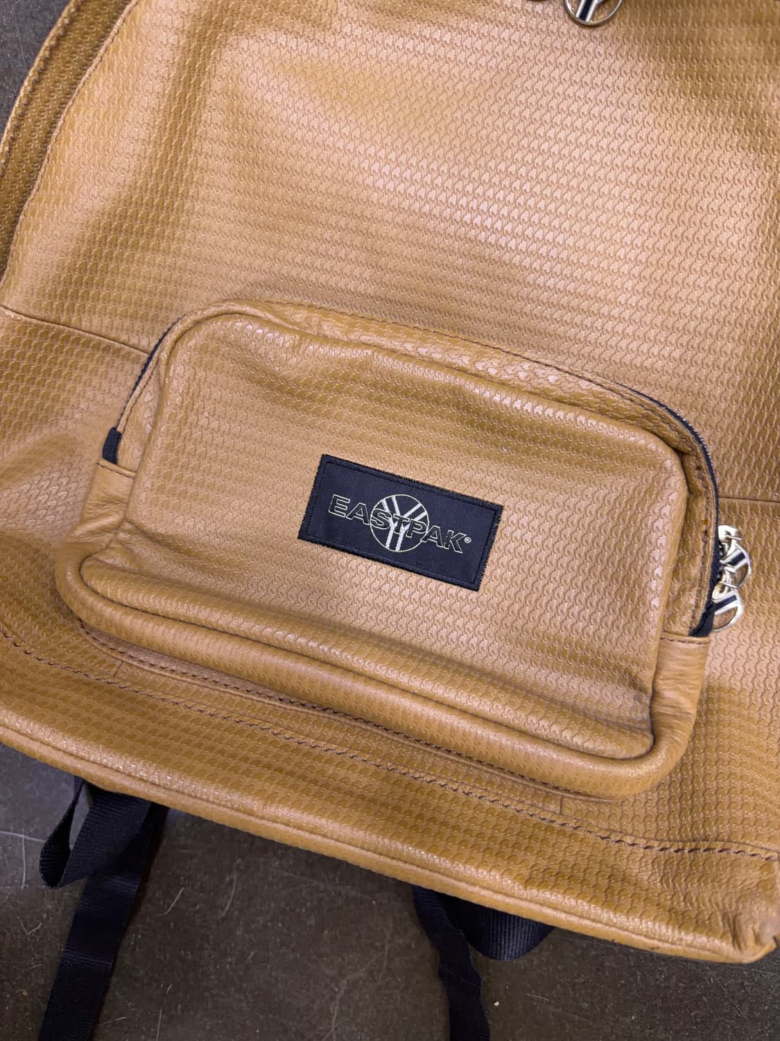 이스트팩 x 가스파드 유키에비치 레더 백팩 상품이미지4