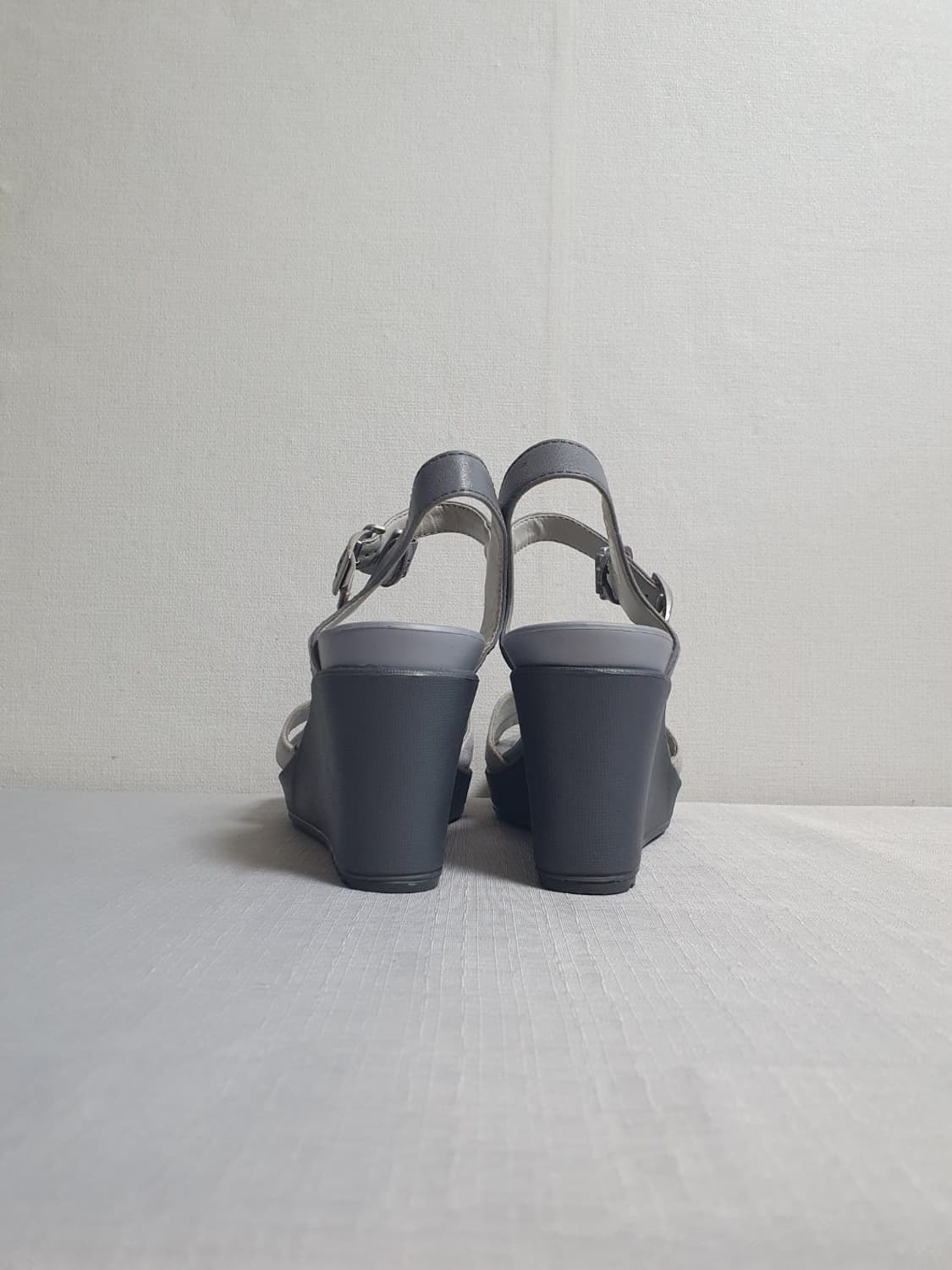230mm 크록스 레이웨지2 앵클 스트랩 샌들 그레이  상품이미지5