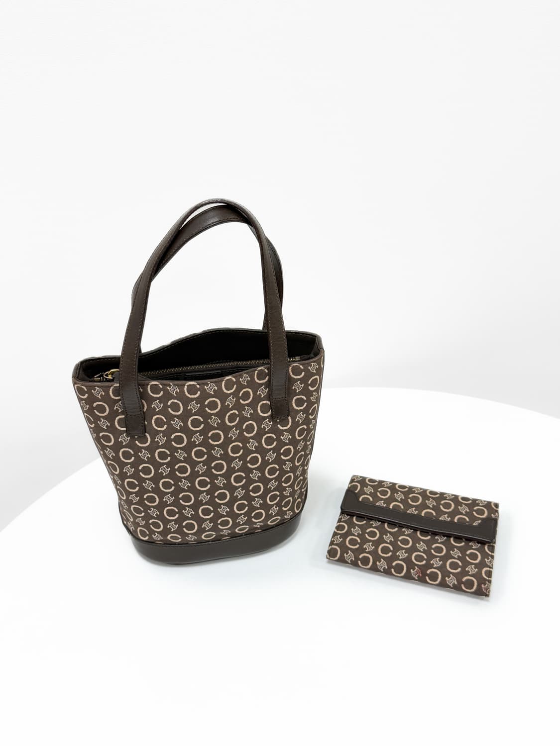 셀린느 C 마카담 캔버스 중지갑 상품이미지1