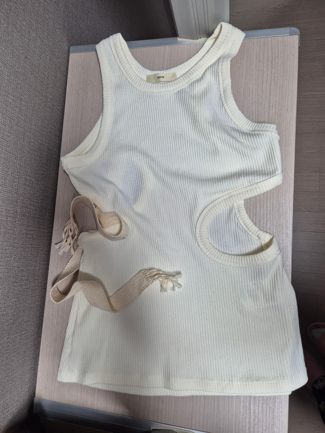 RECTO 렉토 써큘러 컷아웃 슬리브리스 저지 탑 S 상품이미지1