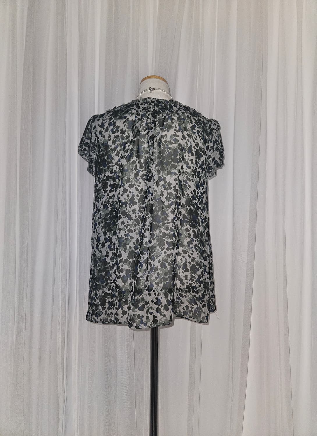 rope picnic 다크그린 플라워 셔링 시스루 블라우스 상품이미지3