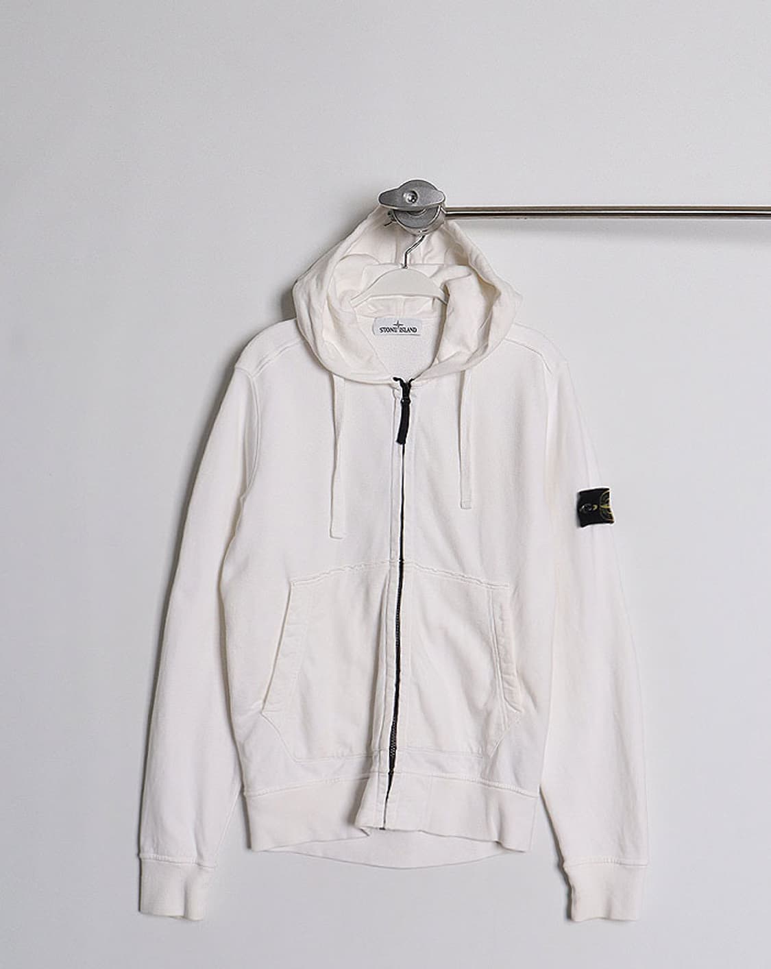 STONE ISLAND 와펜 집업 후디 상품이미지1