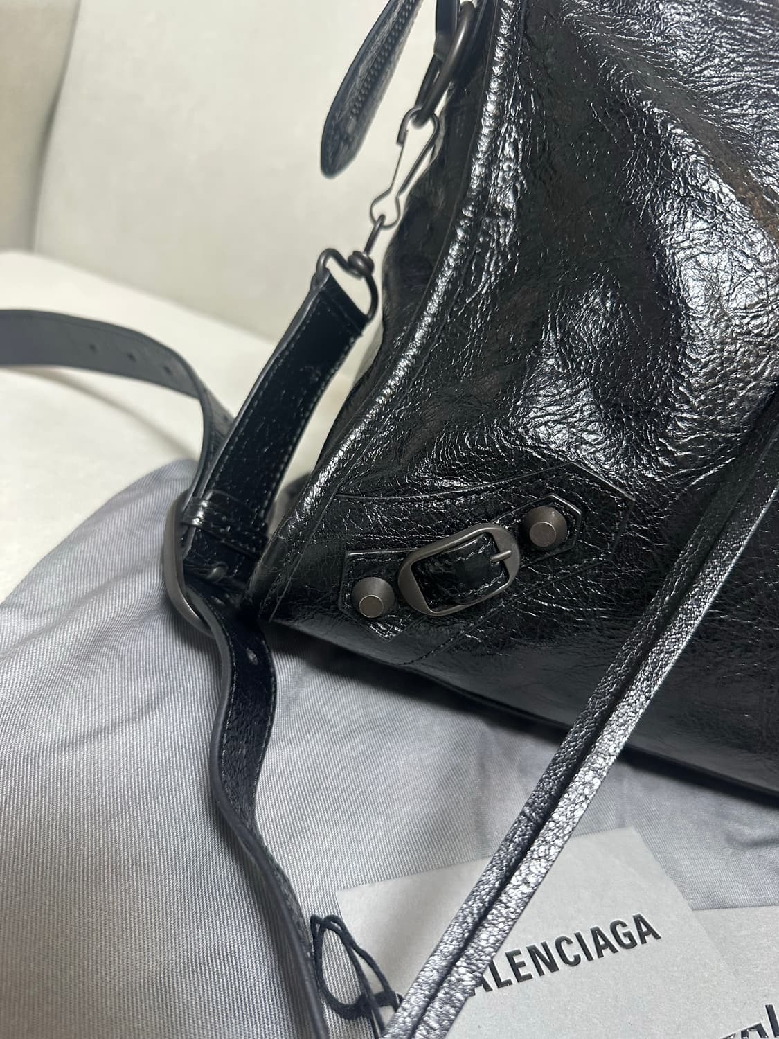 [26SS 새상품급] 발렌시아가 르 시티 모터백 미디움 블랙 상품이미지4