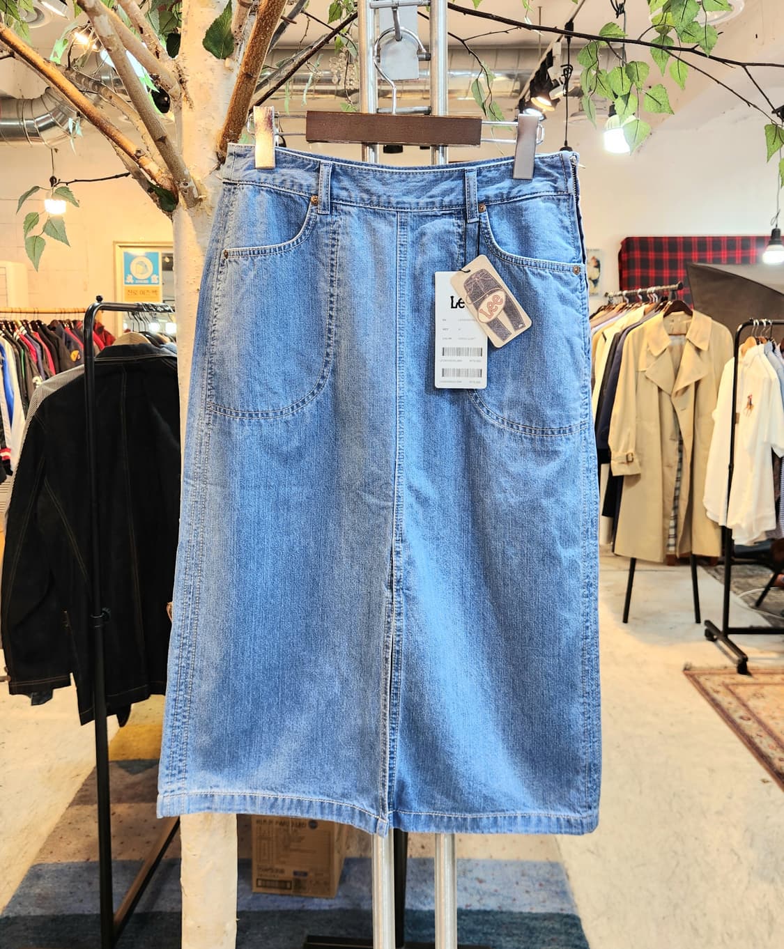 새제품) LEE 연청 앞 트임 데님 미디 스커트 상품이미지1