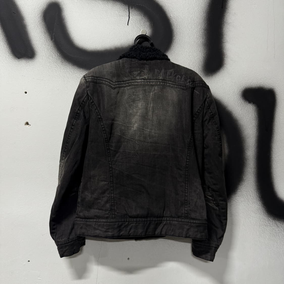 버커루 스톤 워싱 데미지 디테일 퍼 카라 데님 자켓 상품이미지2