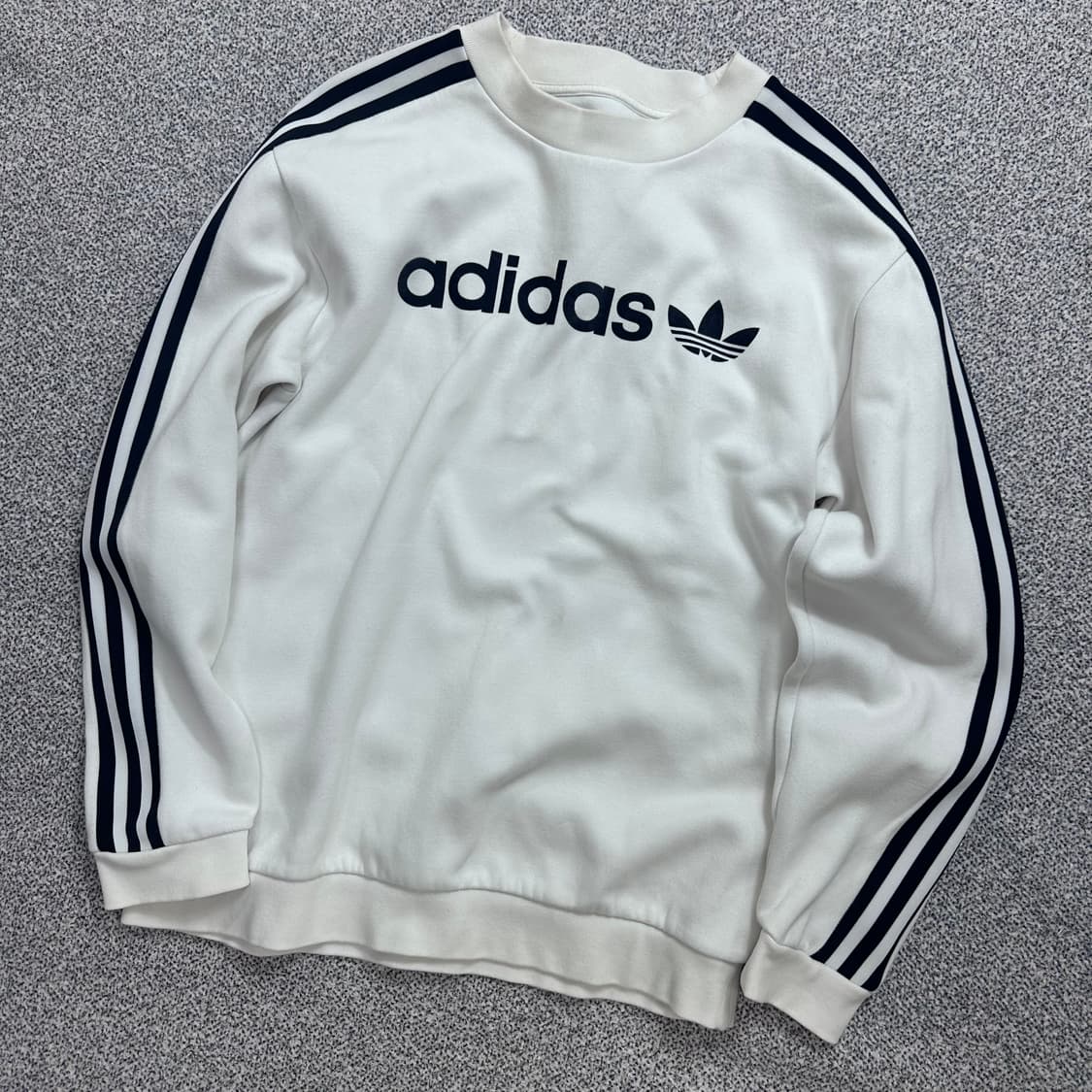 아디다스(Adidas) 벨벳로고 맨투맨 상품이미지1