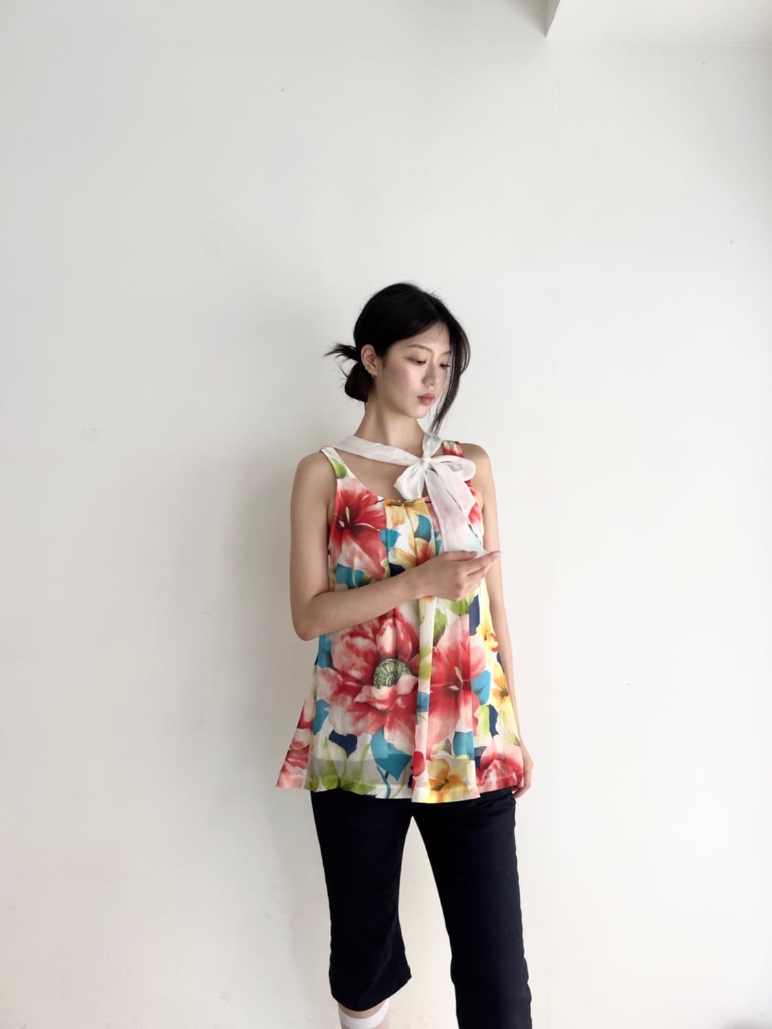 Shoulder drape floral sleeveless blouse 상품이미지4