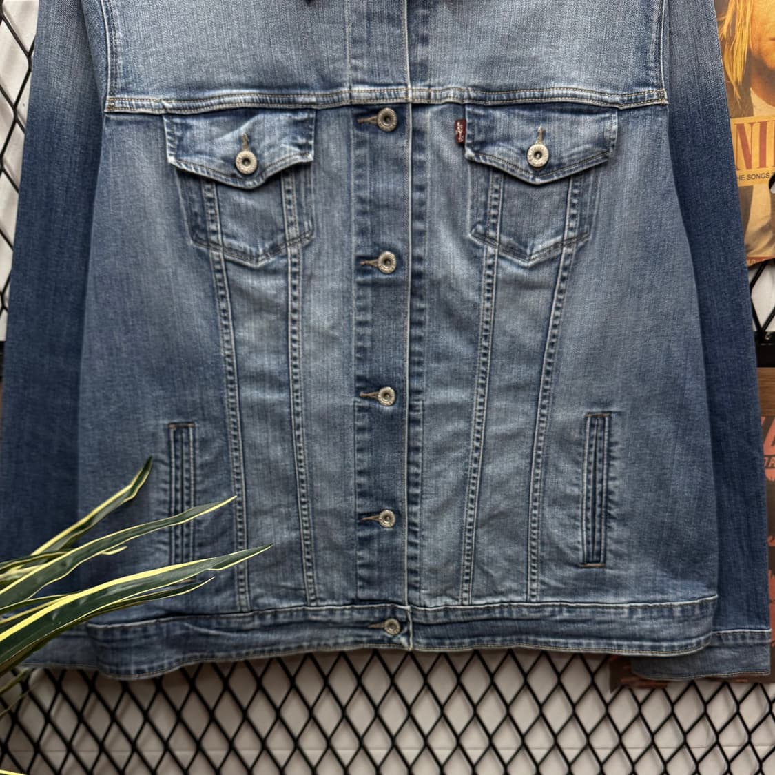 리바이스 워싱 데님 트러커 자켓 전면 스몰 포켓 포인트 중청 상품이미지4