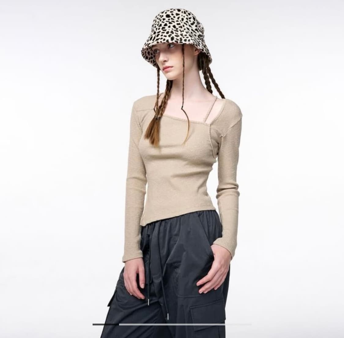 에트몽 스퀘어넥 슬릿 티셔츠 베이지 상품이미지1