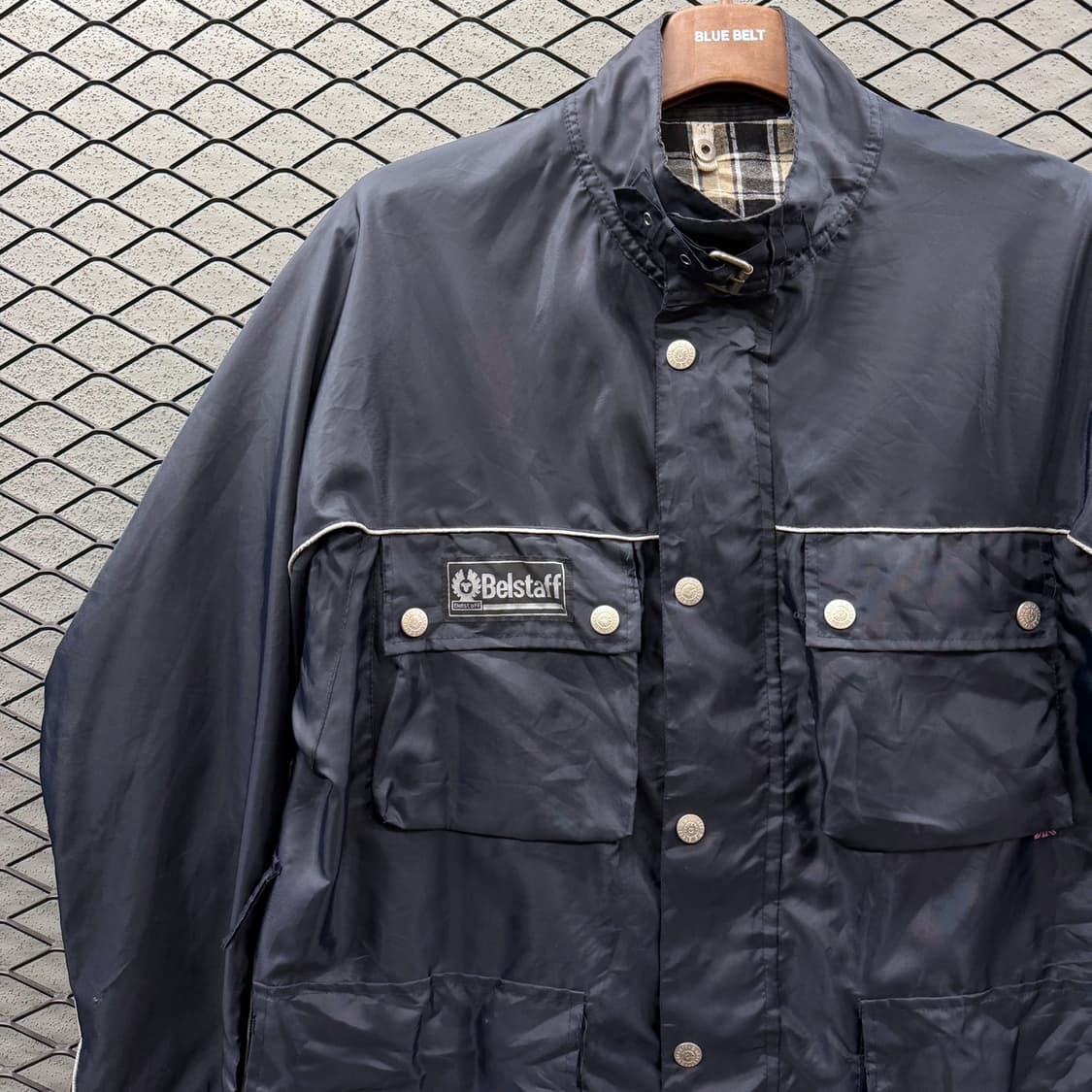 벨스타프 클래식 라이더자켓 멀티포켓 로고패치 펄감 디테일 네이비 상품이미지7