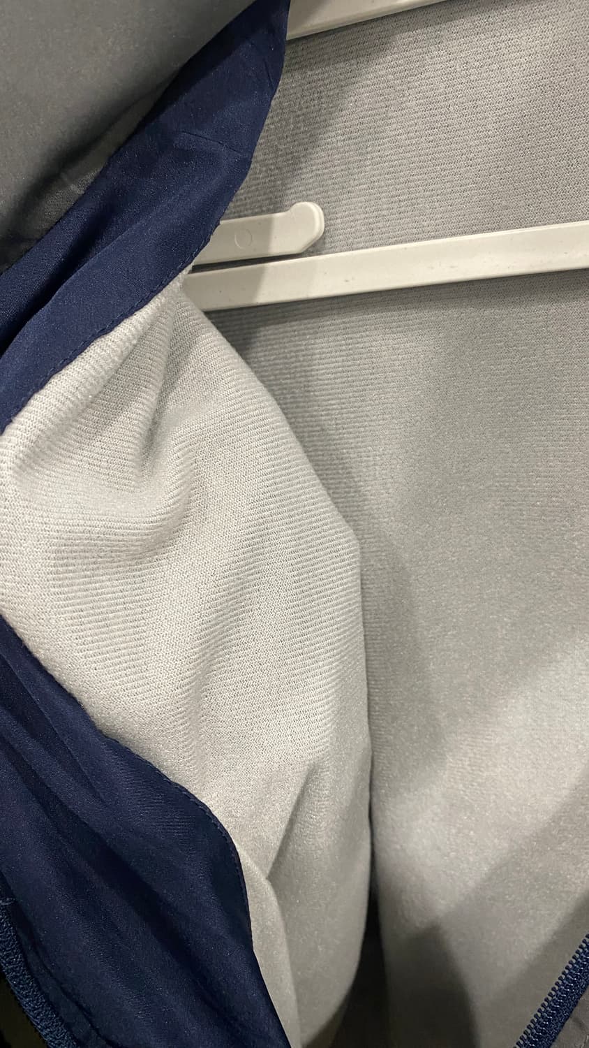 FILA 네이비 그레이 배색 로고 테이프 바람막이 상품이미지5