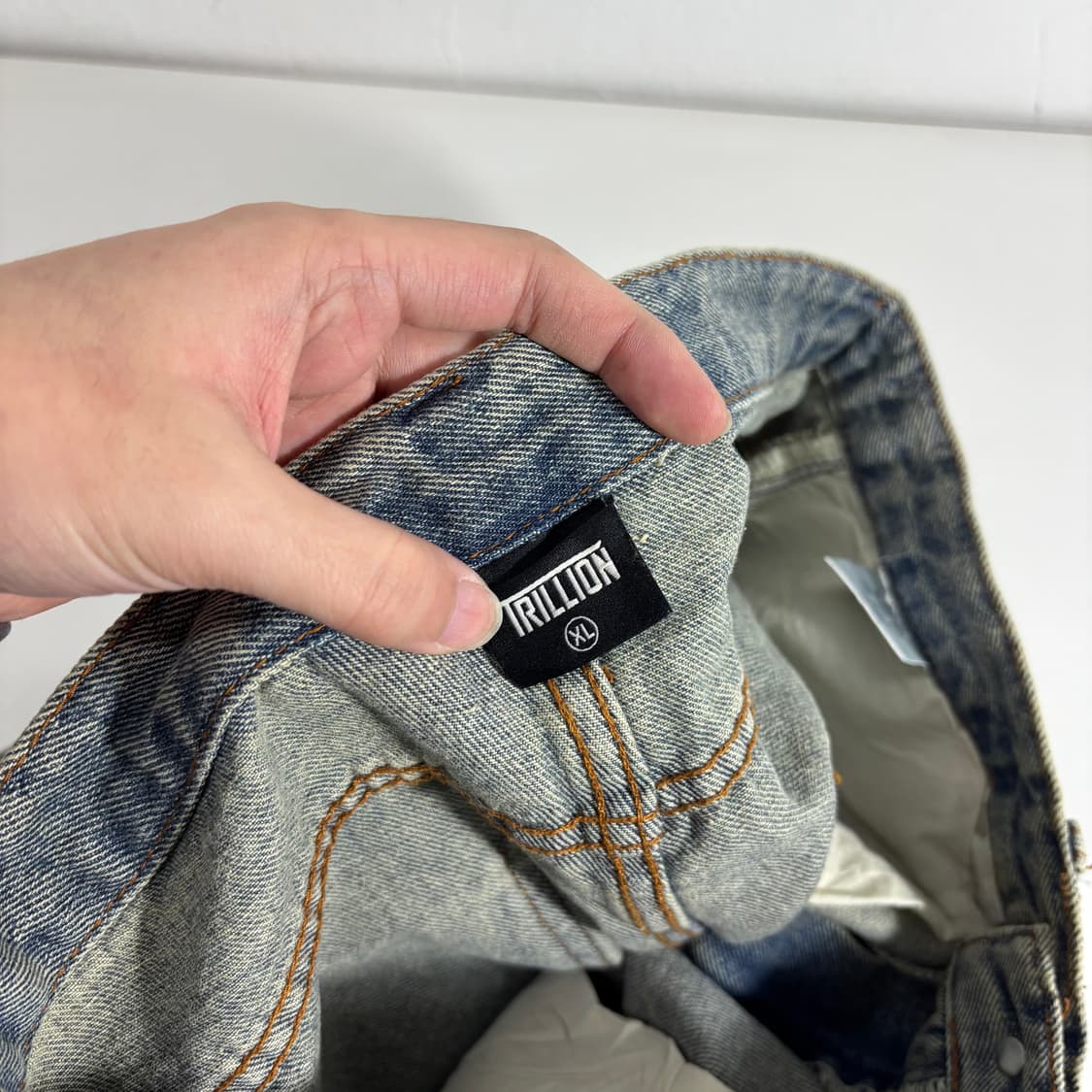 XL 트릴리온 와이드핏 연청 스타 아플리케 데님팬츠 상품이미지4