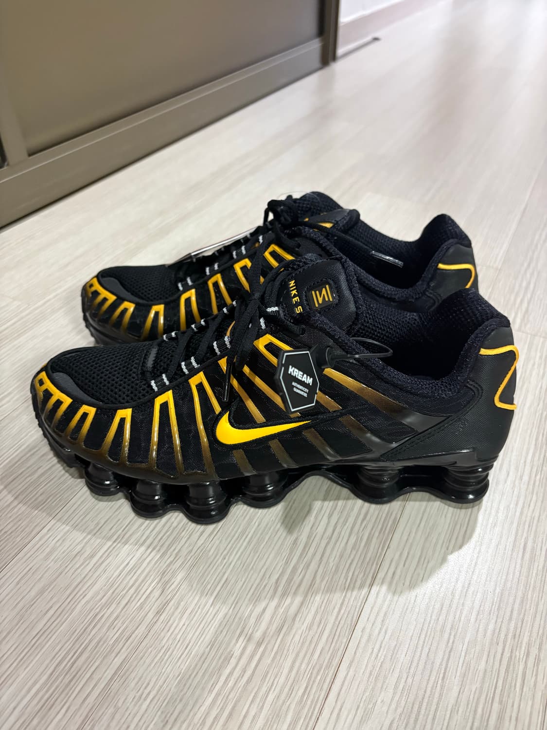나이키 샥스tl 블랙 유니버시티 골드 285사이즈 상품이미지1