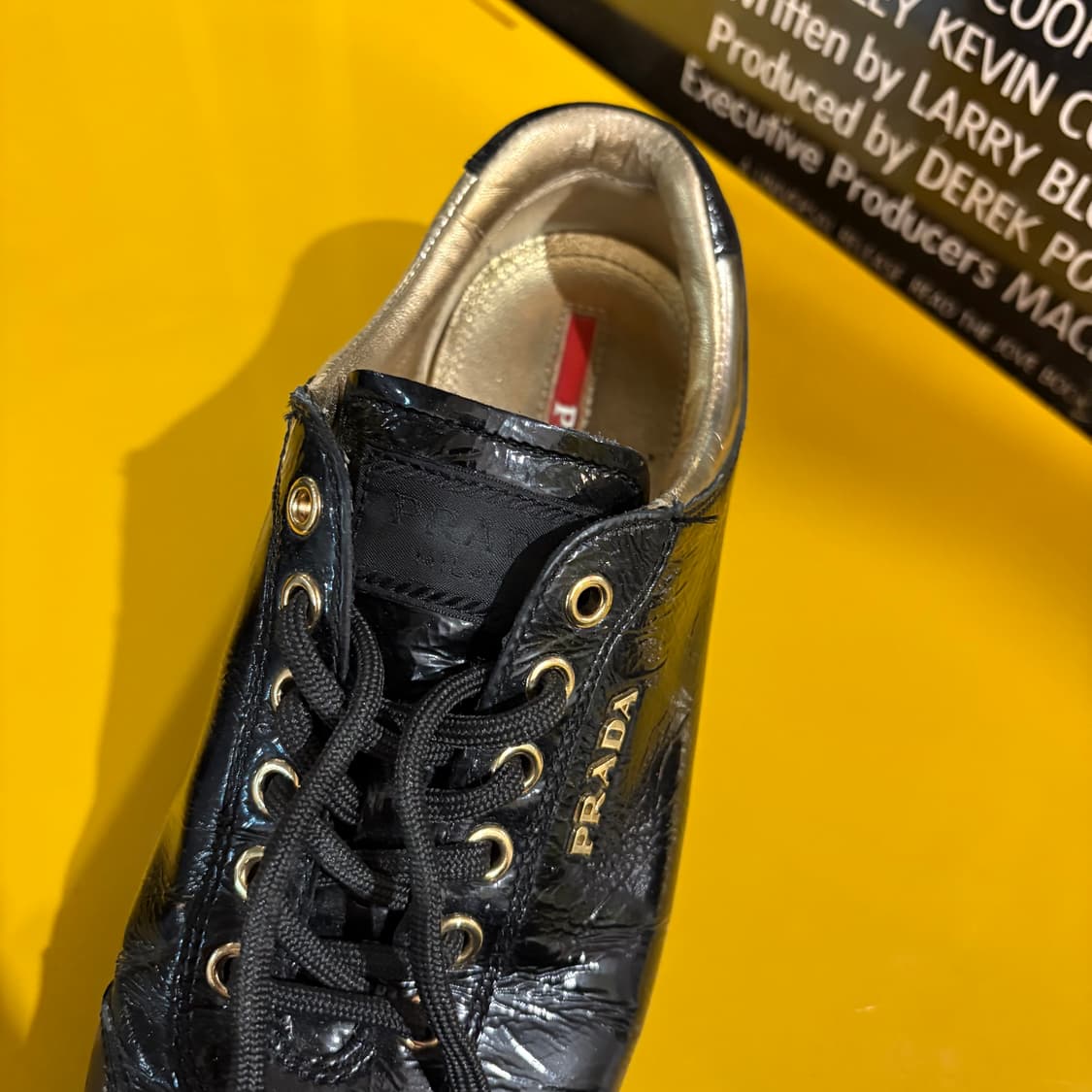프라다 블랙 에나멜 레더 스니커즈 상품이미지4