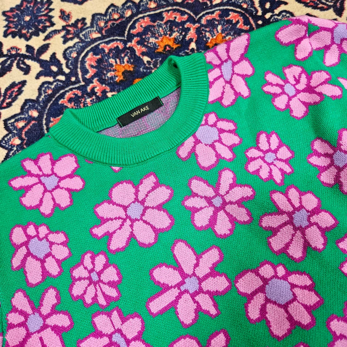 반에이크(VANAKE) 21FW 플라워 자카드 니트 스웨터 상품이미지2