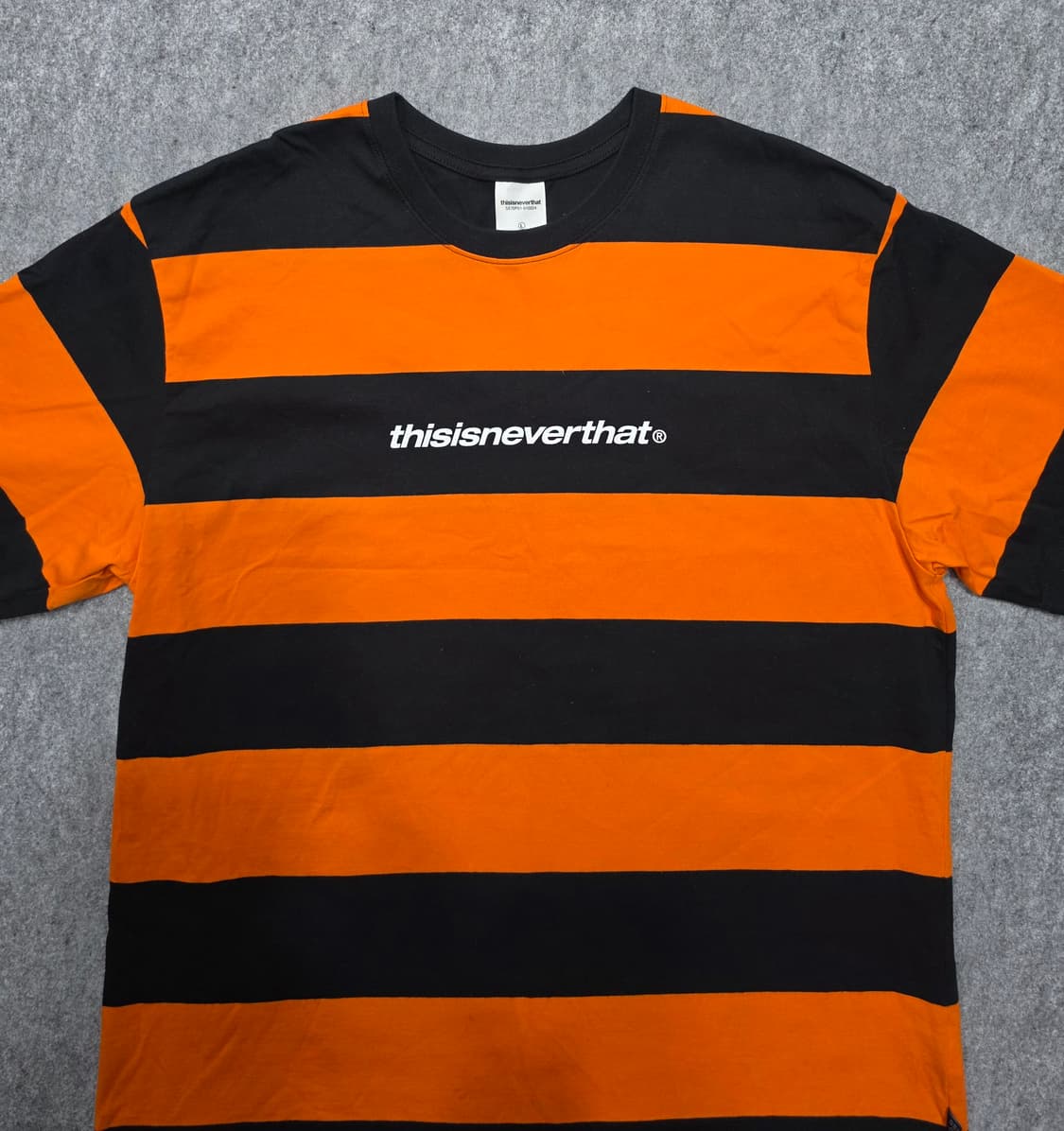 디스이즈네버댓 스트라이프 스펠로고 반팔티 L 상품이미지3