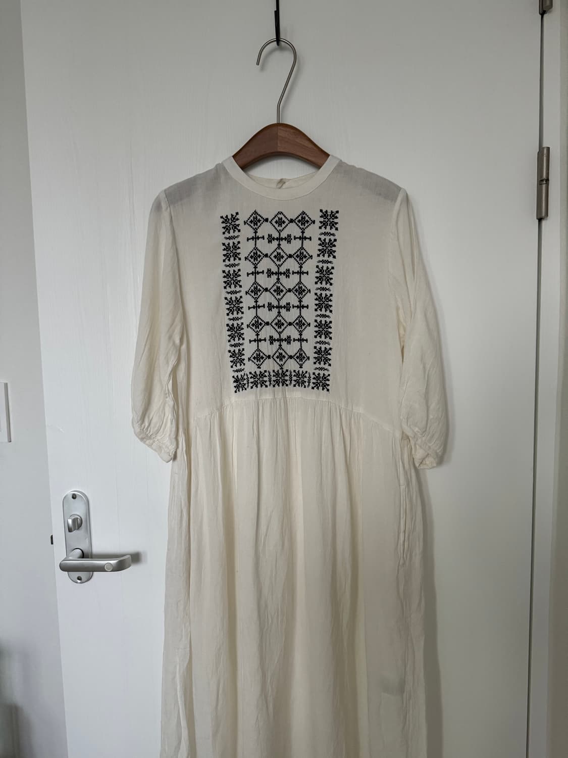 Ivory Embroidered Puff Sleeve Dress 상품이미지1