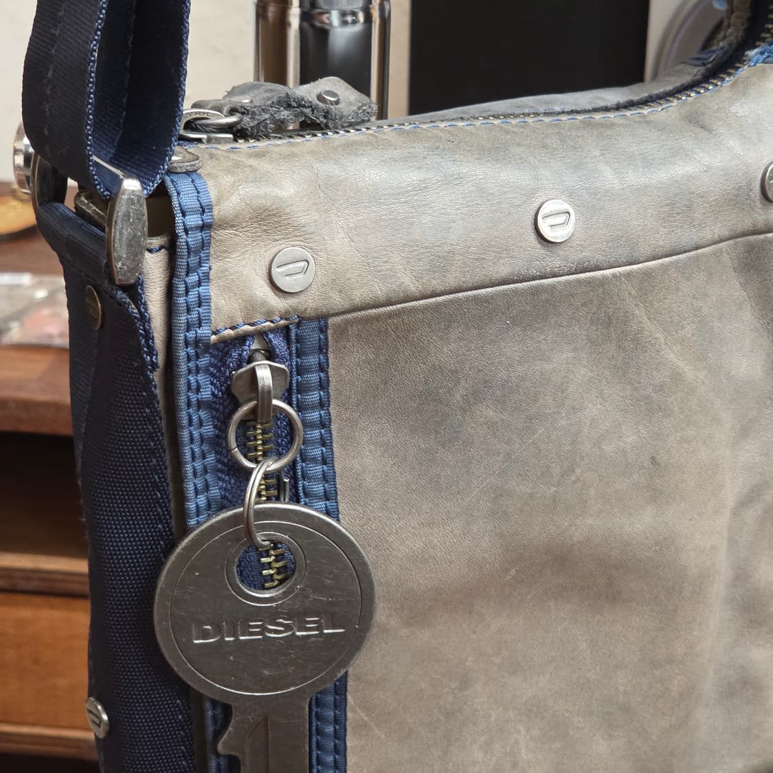 디젤 키링 포인트 그레이 블루 미니 크로스백 상품이미지2