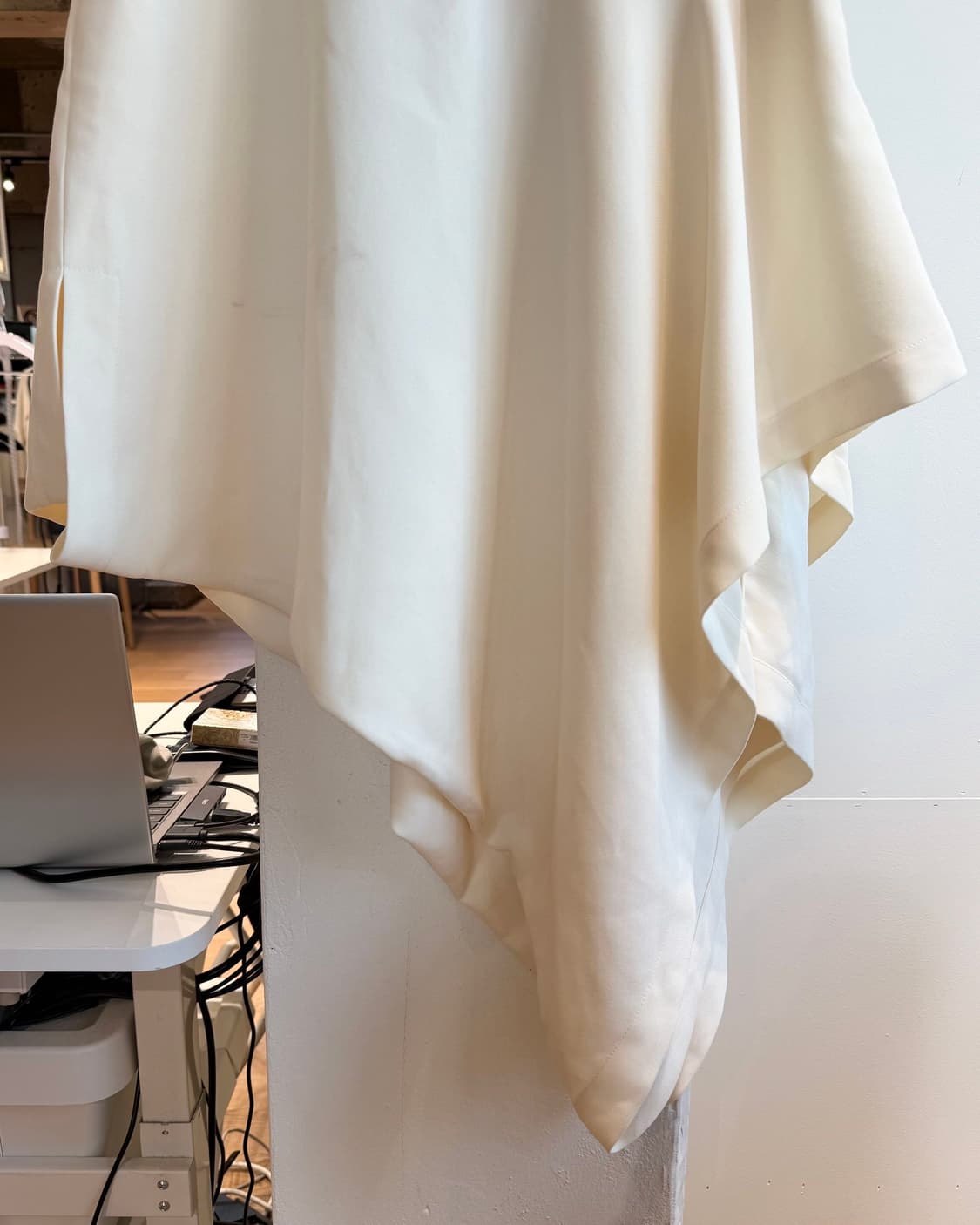 jw앤더슨 아이보리 레이어드 행커치프 미디스커트 상품이미지4