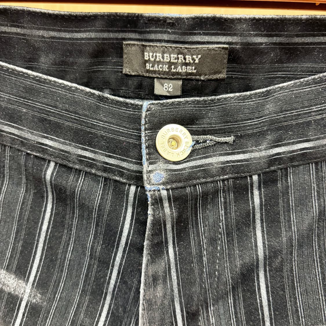 버버리 블랙 라벨 팬츠 그레이 핀 스트라이프 패턴 로고 자수 디테일 블랙 상품이미지10