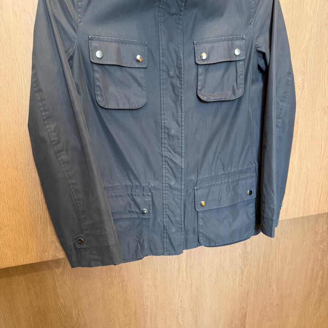 쿠미쿄쿠 하이넥 사파리 필드 자켓 히든 버튼 디테일 레귤러핏 차콜 상품이미지4