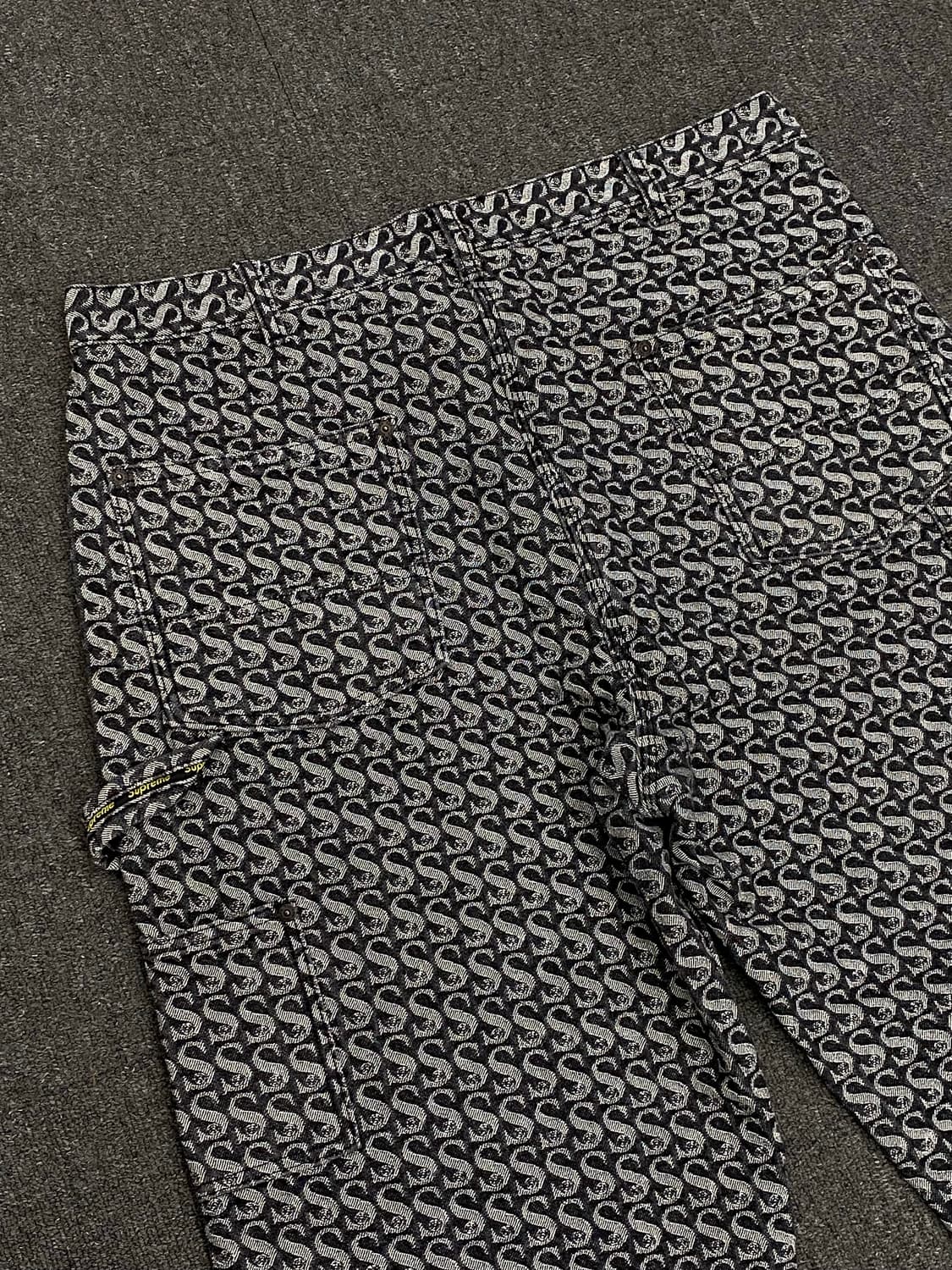 슈프림 21FW 모노그램 더블니 팬츠 상품이미지5