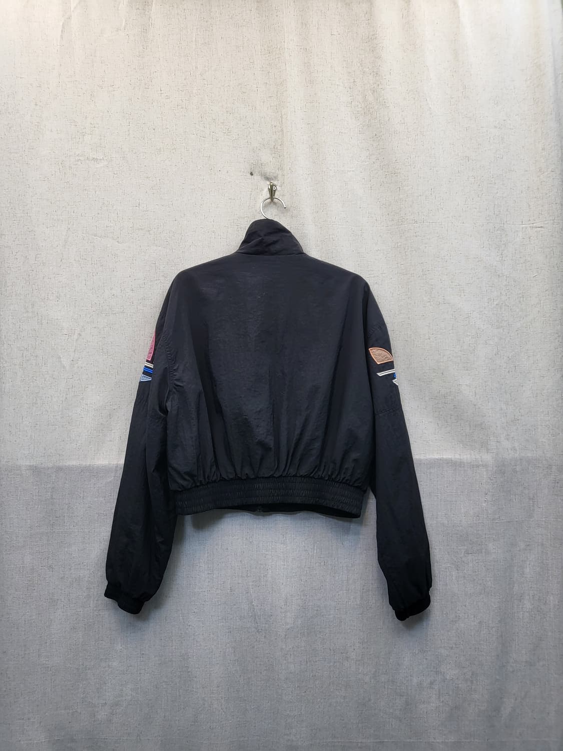 아디다스 블랙 크롭 윈드브레이커 상품이미지2