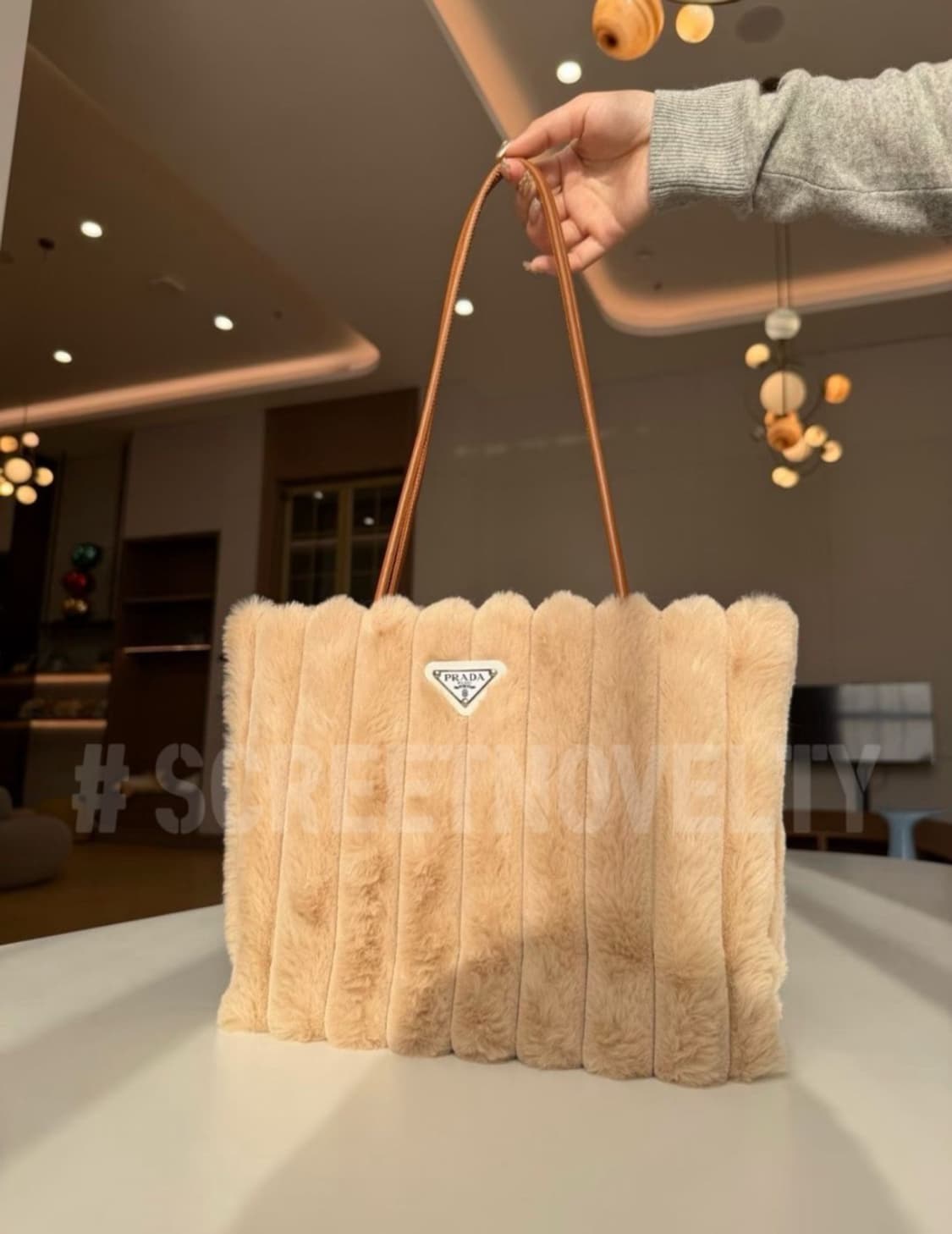 프라다뷰티 퍼 숄더백 브라운 VIP 기프트백 상품이미지1