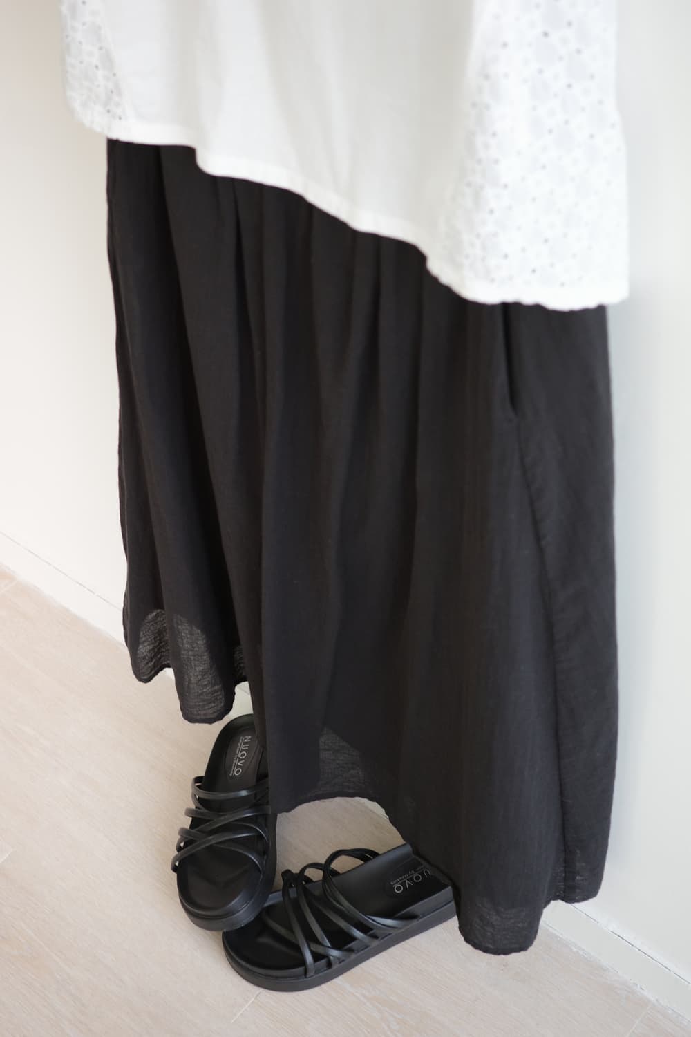 earth music • 블랙 아사 코튼 셔링 롱 스커트 상품이미지3