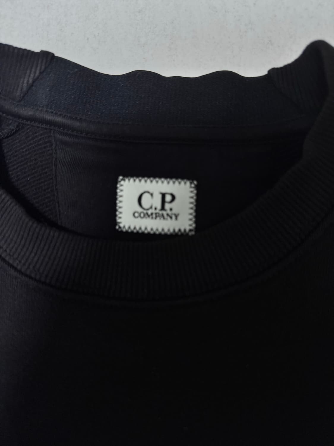 C.P. 컴퍼니 렌즈 와펜 맨투맨 블랙 S 상품이미지3