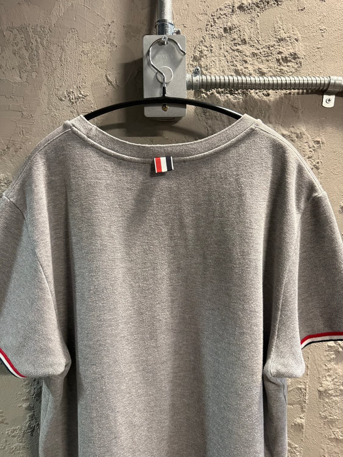3 톰브라운THOM BROWNE 삼색선 사이드트임 반팔 티셔츠 그레이 상품이미지6