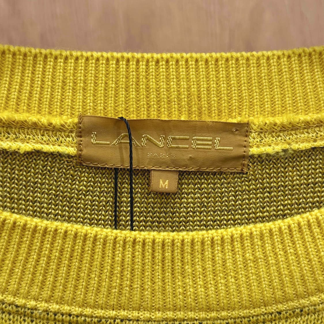 란셀 라운드넥 긴팔 니트 레터링 배색 어깨 포켓 디테일 옐로우 상품이미지7