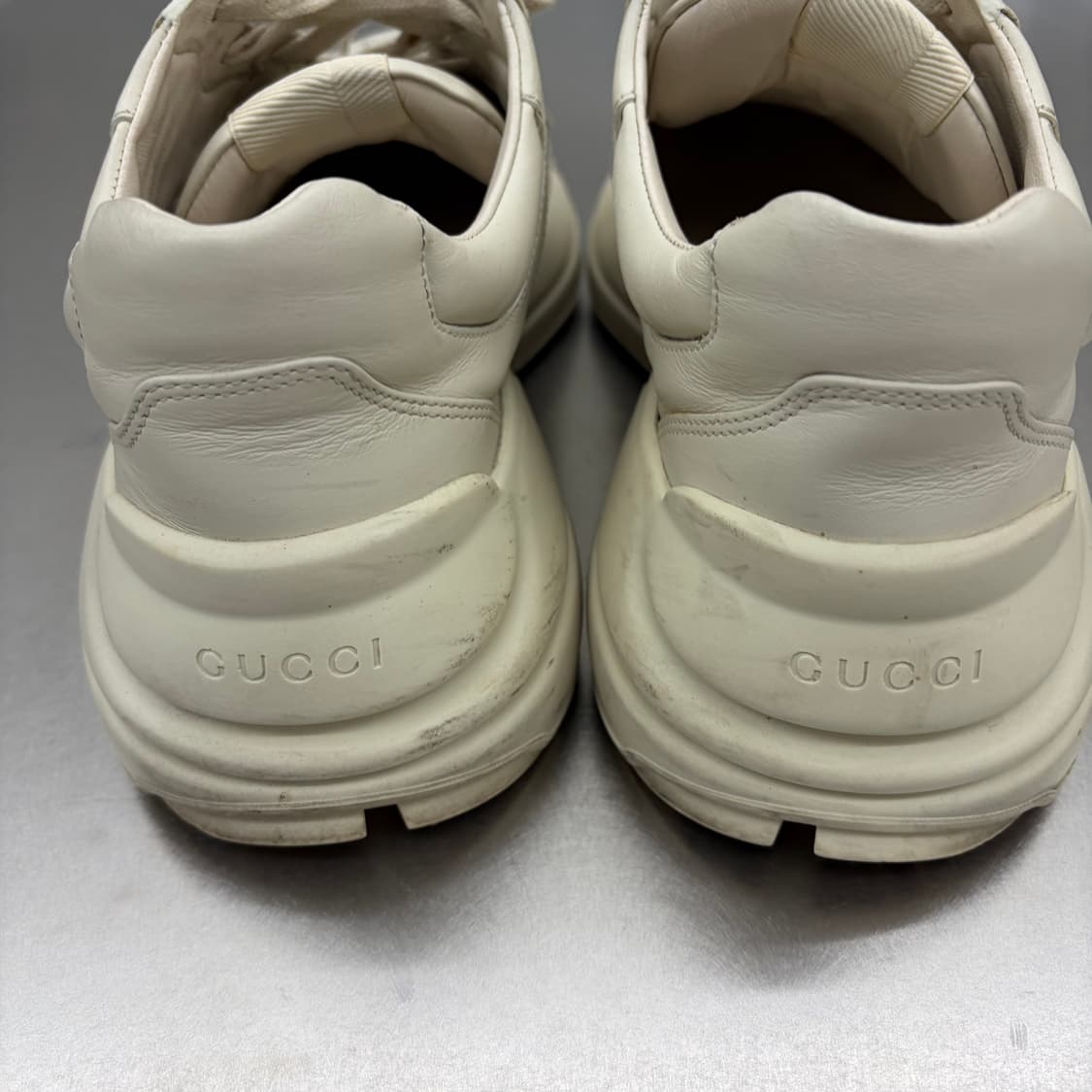 구찌 롸이톤 레더 스니커즈 스퀘어 로고 상품이미지5