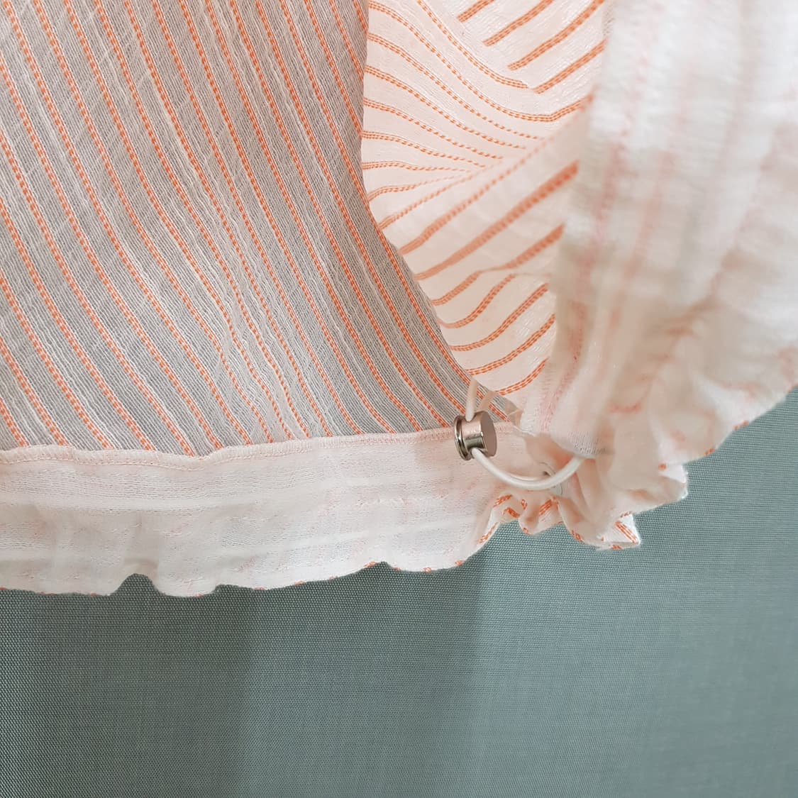 한섬 마인 2022 프릴 넥 스트라이프 블라우스 76-90-155사이즈 상품이미지4