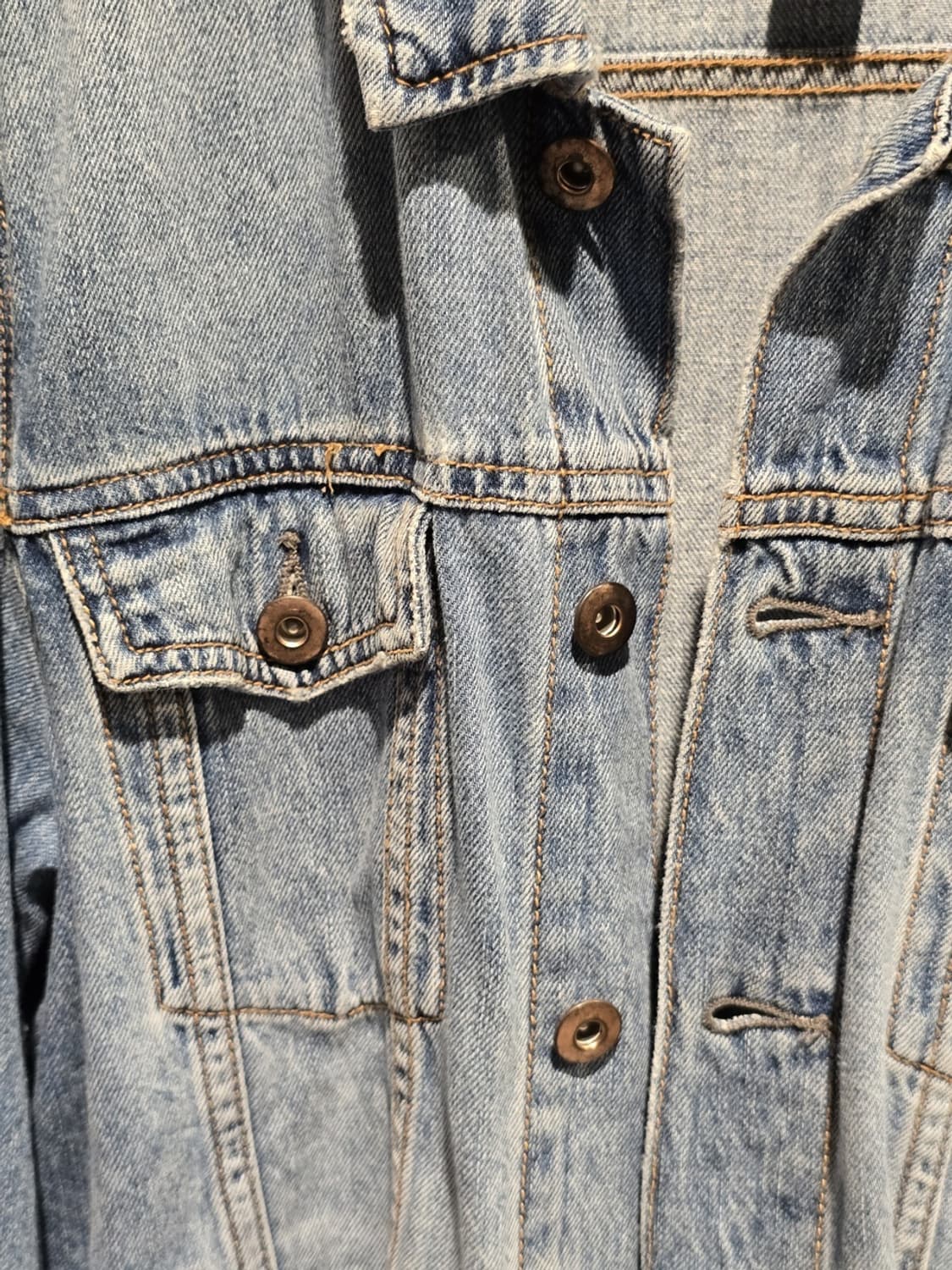 Distressed Denim Trucker Jacket 상품이미지3