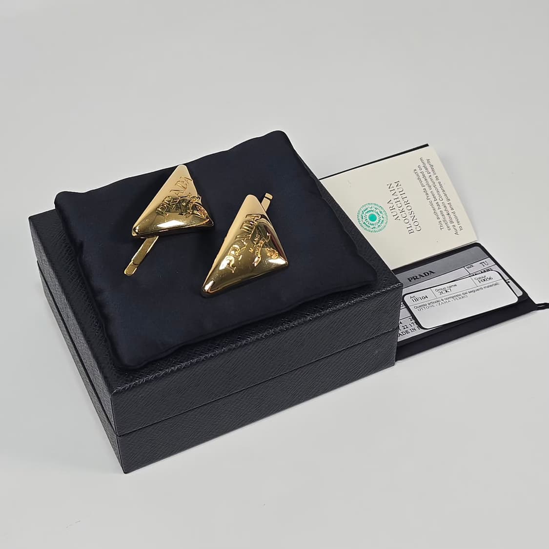 프라다 트라이앵글 로고 헤어클립 상품이미지1