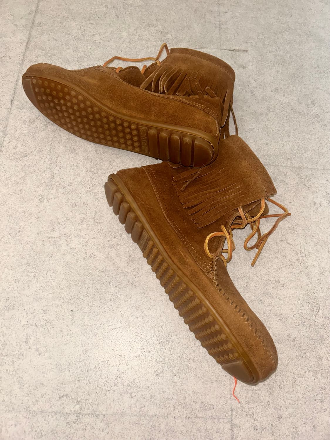 미네통카 가죽 프린지 부츠 상품이미지3