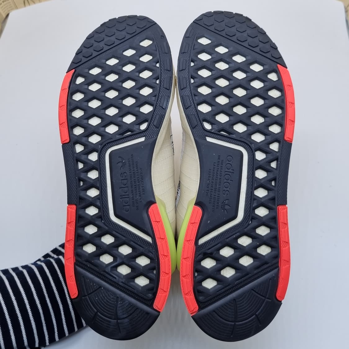아디다스 NMD V3 남성운동화275 상품이미지3